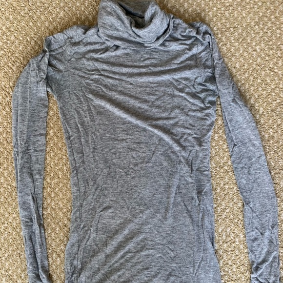 XS Aritzia Turtleneck - Picture 1 of 1